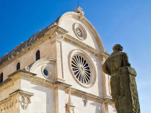 Vacanza sulla costa di ricchi monumenti storici